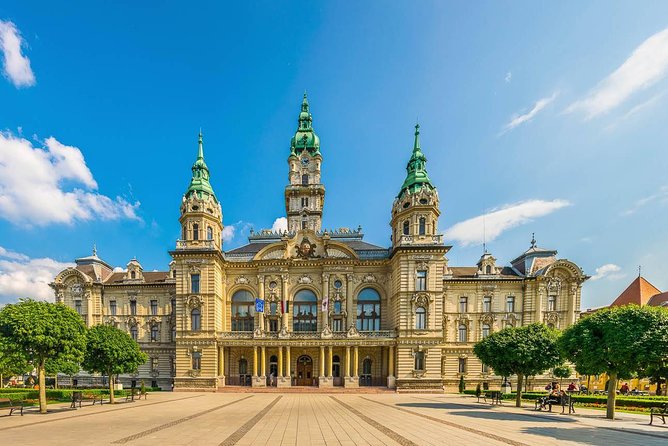 Budapest-Vienna One-Way Sightseeing Transfer - Tata Castle Experience