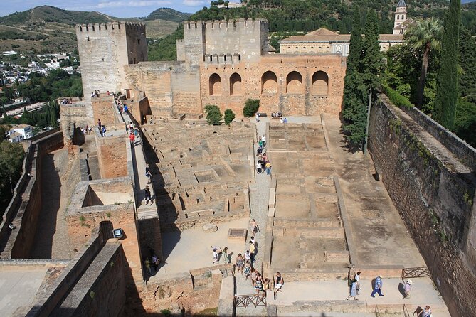 Complete Tour With Audio Guide in the Alhambra of Granada - Exploring the Alhambra With an Audio Guide