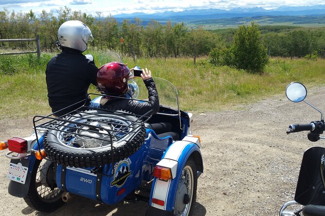 Country Side of Calgary Tour - Tour Capacity and Accessibility