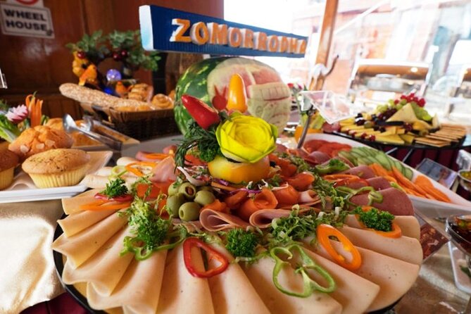 Dhow Cruise Dinner on Dubai Creek - Entertainment and Amenities