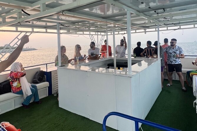 Dubai Luxury Yacht Cruise 3 Hours - Yacht Features and Highlights