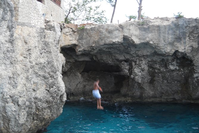 Falmouth Shore Excursion: Negril in One Day Sightseeing Tour - Times Square Souvenir Shopping