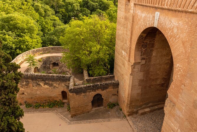 Granada (Alhambra) Scavenger Hunt and Sights Self-Guided Tour - Meeting Point and Logistics