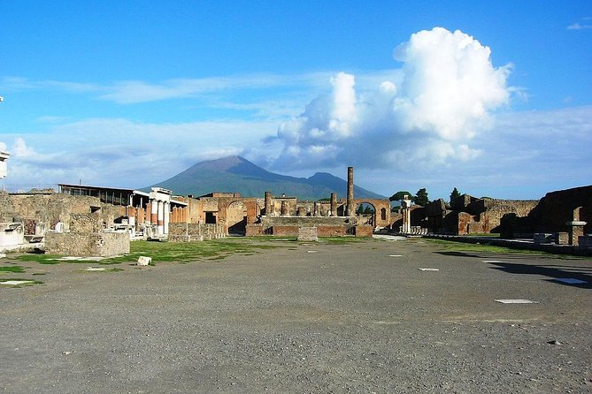 Pompeii: Living With the Volcano - Meeting and End Point