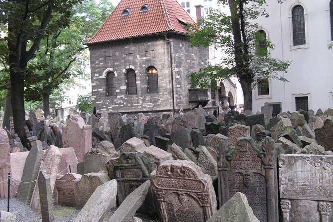 Private Tour of the Jewish Museum With Synagogues and Cemetery - Exploring the Old-New Synagogue
