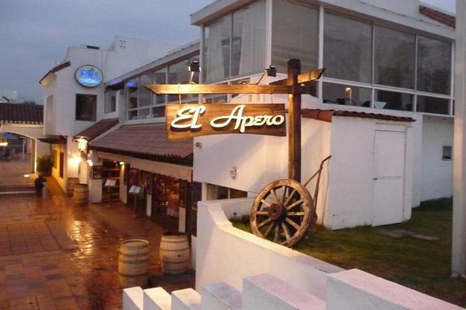 Small-Group Night City Tour: San Cristobal Hill and Dinner Show - Group Size and Accessibility