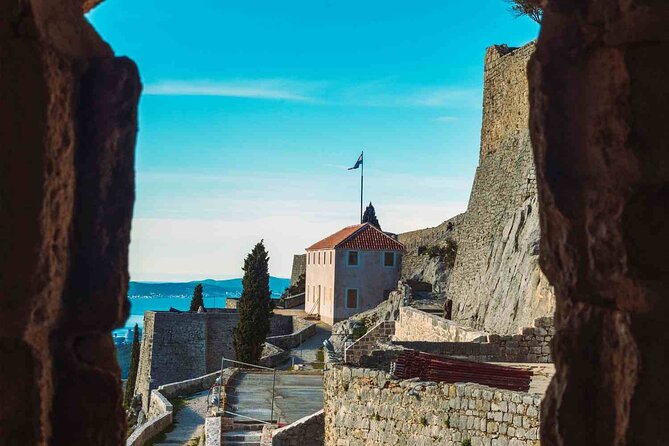 Sunset Klis Fortress Tour From Split With Sightseeing Bus - Guide Experience and Traveler Reviews