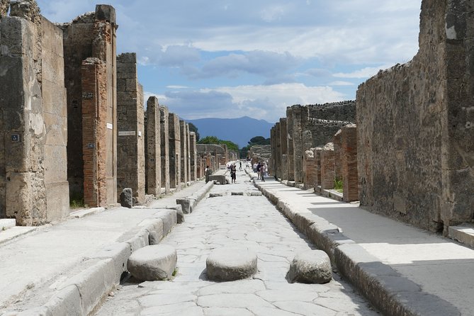 Touristic Highlights of Pompei on a Private Half Day Tour With a Local - Amphitheater and Street of Tombs