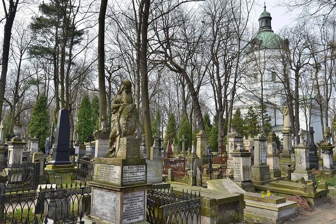 World War II Warsaw Private Tour With Military Cemetery - Warsaw Old Town Highlights