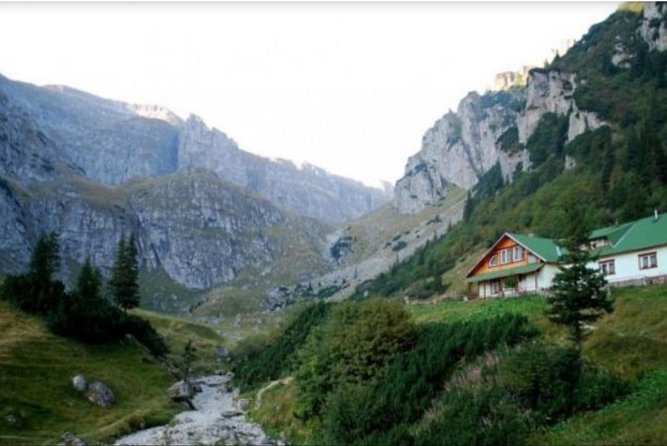 1 Day CARPATHIAN PEAKS & CHALETS Hike - Guide and Group Size