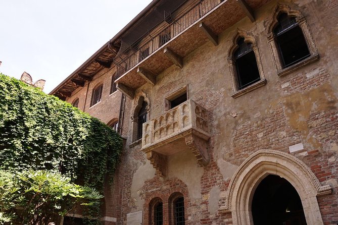 A Charming Verona Small Group Stress Free City Tour With a Local Guide - Traveler Engagement and Photo Sharing