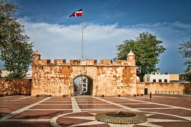 A Journey Through Santo Domingos Past and Present - Professional Local Guidance