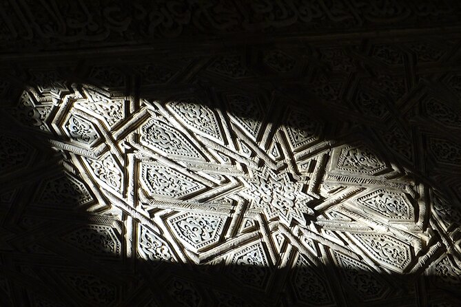 Alhambra and Nasrid Private Walking Tour With Food Tasting - Meeting and End Points