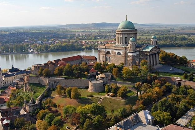 Budapest: The Fabulous Danube Bend Full-Day Tour - Tour Guide and Languages