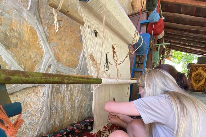 Carpet Weaving Art Lessons & Experience - Personalizing Your Own Carpet Masterpiece