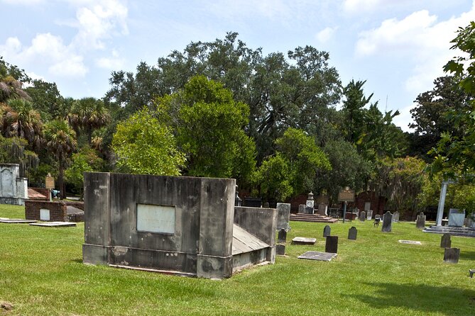 Colonial Park Cemetery Walking Tour in Savannah - Group Size and Participation