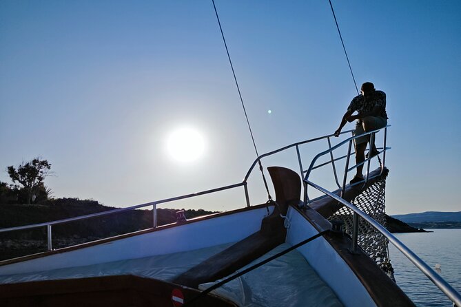 Dreamy Sails - Sunset Tour With Dinner And Wine - Accessibility and Restrictions