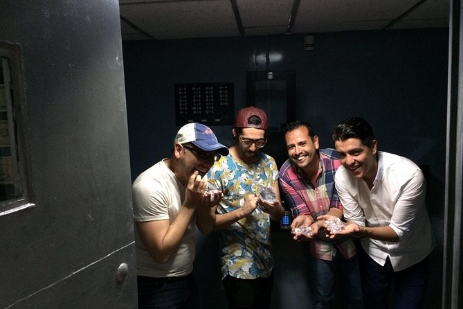 Escape Room in Guadalajara: Central Bank Robbery - Inclusions and Dress Code