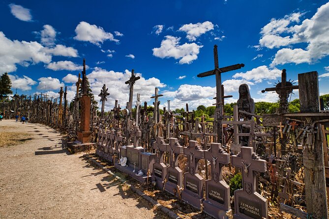Group Tour: Hill of Crosses, Rundale Palace & Bauska Castle - Tour Guide Expertise and Engagement