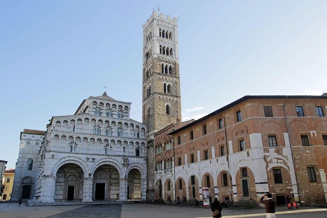 Guided Tour of Lucca by E-Bike or City Bike - Guide Expertise and Historical Insights