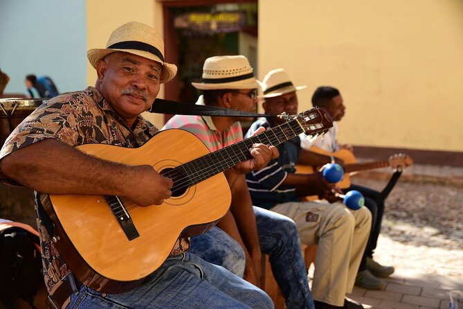 Little Havana Cigar Rolling Coffee Making Tour and 90 Min Cruise - Cigar Rolling Demonstration