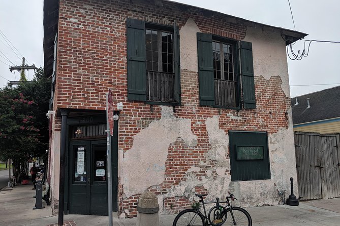 New Orleans Frenchmen Street Nightlife, Drinks & Live Music Tour - Tour Requirements and Accessibility