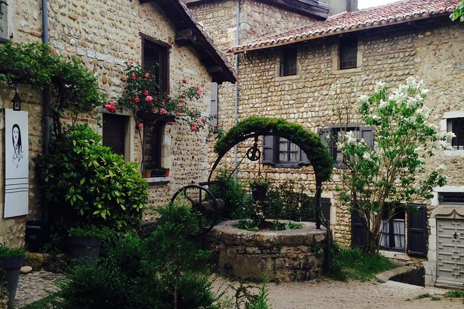 Pérouges & Annecy Private Day Trip With Food Tasting From Lyon - Exploring Pérouges