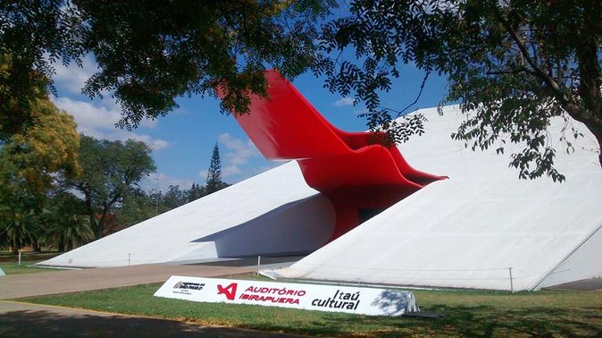 Private and Personalized Architecture Tour Experience - Ideal for Design Enthusiasts