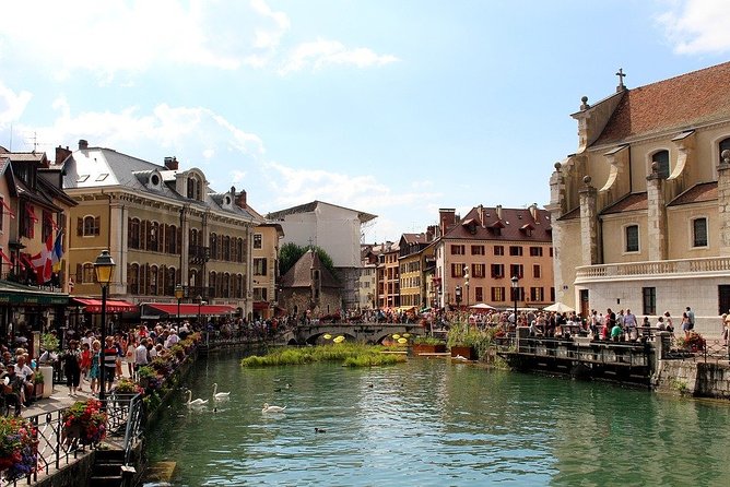 Private Full Day Tour of Perouges and Annecy From Lyon With Hotel Pick-Up - Exploring Perouges