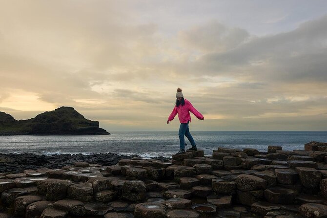 Private Luxury Mercedes Giants Causeway and Tour of Belfast 7 Hrs - Exploring the Giants Causeway