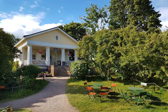 Private Taste of Helsinki and Suomenlinna - Experiencing Senate Square