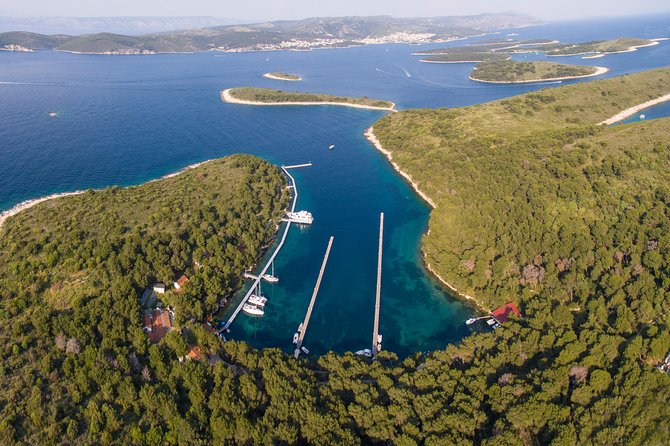 Red Rocks & Hells Islands Private Getaway Tour - Experience the Islands