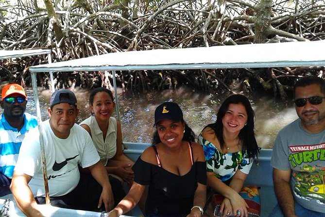 Roatan Mangrove Tunnel Culture Tour on a Water Taxi Tuk-Tuk - Savoring Roatans Culinary Delights