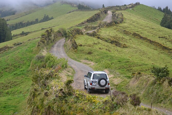 Sete Cidades Full-Day 4WD Tour From Ponta Delgada With Hiking - Exploring the Sete Cidades Craters