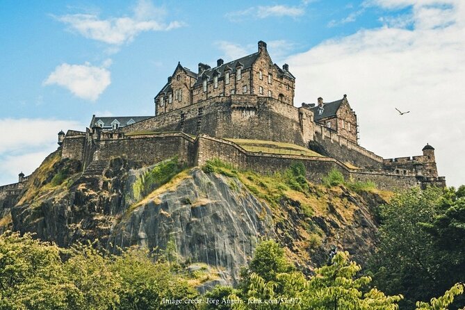 The Best of Edinburgh: Private Walking Tour With Edinburgh Castle - Guide Expertise and Engagement
