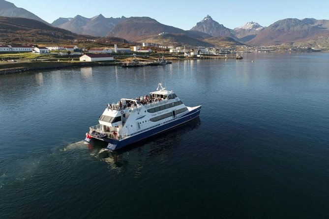 USHUAIA: Beagle Channel Navigation - Sea Lion Island and Descent at Bridges Islands - Adventure at Los Pájaros Island
