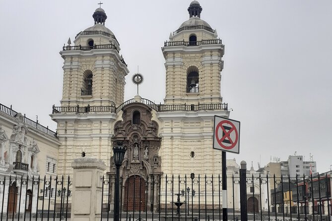 Visiting the Main Square of Lima! - Exploring the Main Square