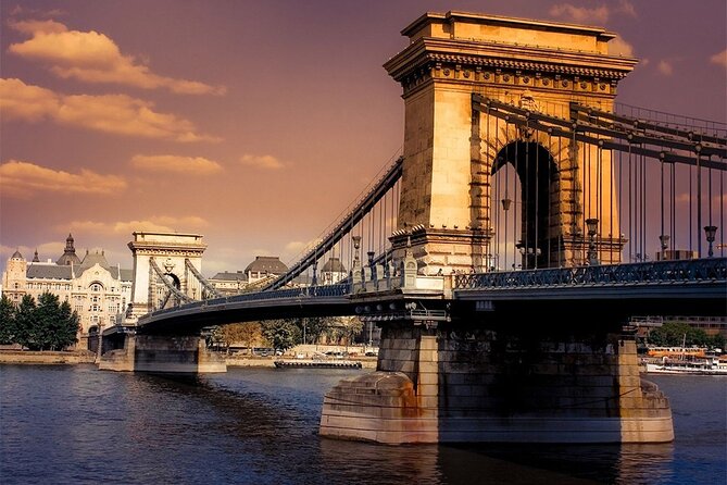 1 Hour Sightseeing Cruise in Budapest - Cruise Duration and Capacity
