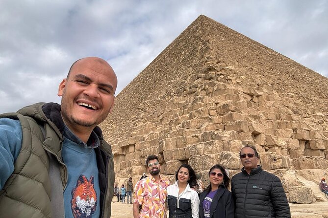 8-Hours Private Tour of Giza Pyramids, Egyptian Museum&Bazaar - Exploring the Giza Pyramids