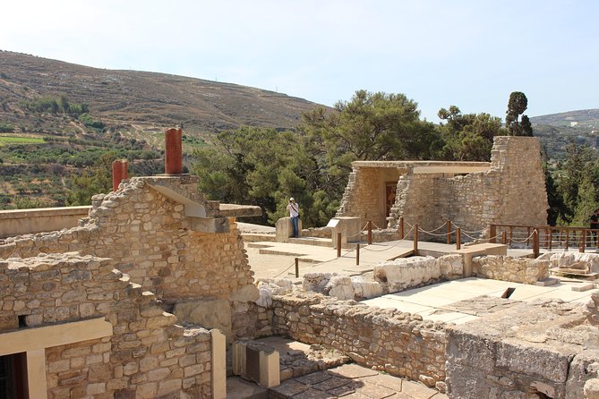 Crete Minoan Discovery Tour With Knossos Palace, Heraklion, and Live Dance Show - Exploring Knossos Palace