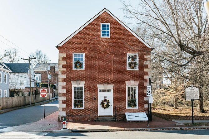 Ghosts of Fredericksburg, Virginia: A Self-Guided Walking Tour - Unraveling the Towns Dark History