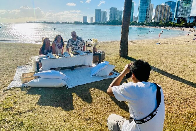 Hawaii Beach Picnic Date - Preparing for the Picnic