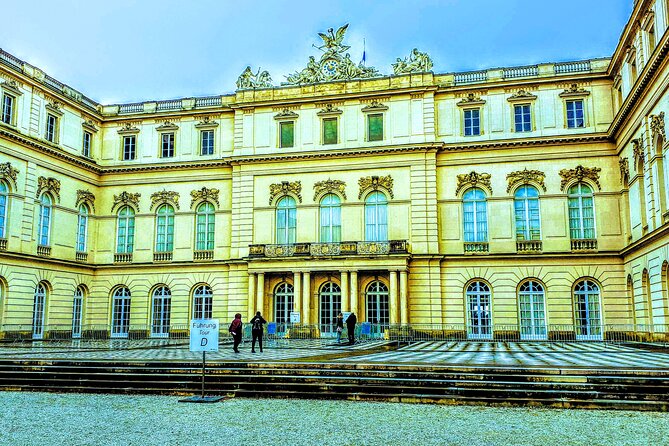 Herrenchiemsee Palace EXCLUSIVE Lake Chiemsee Tour With Salzburg or EAGLES NEST From Munich - Vehicle and Amenity Inclusions