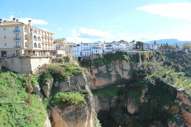 Private Walking Tour of Ronda With Official Tour Guide - Positive Reviews and Knowledgeable Guides