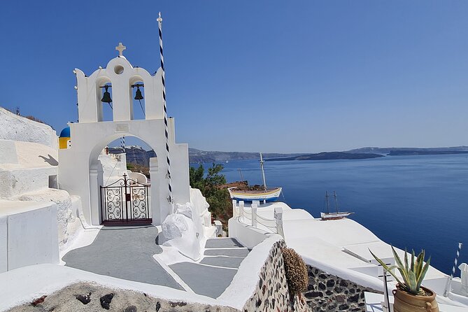 Santorini First-Time Guests Private Tour Sightseeing, Excavetions & Wine Testing - Accessibility and Accommodations