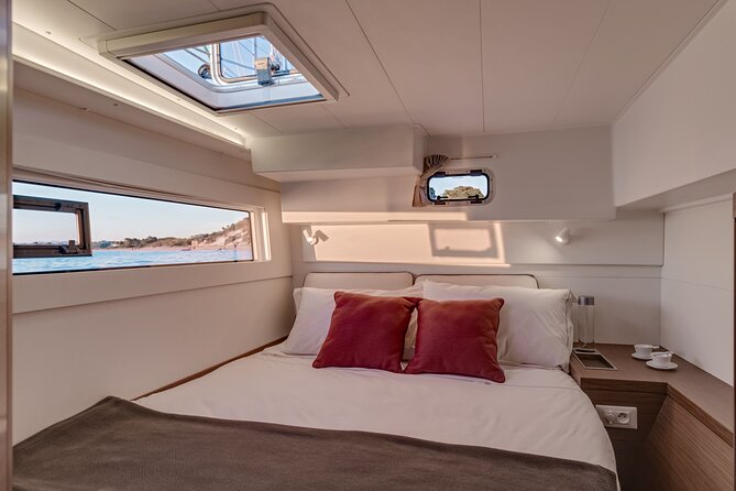40 Ft Catamaran - Crew and Service