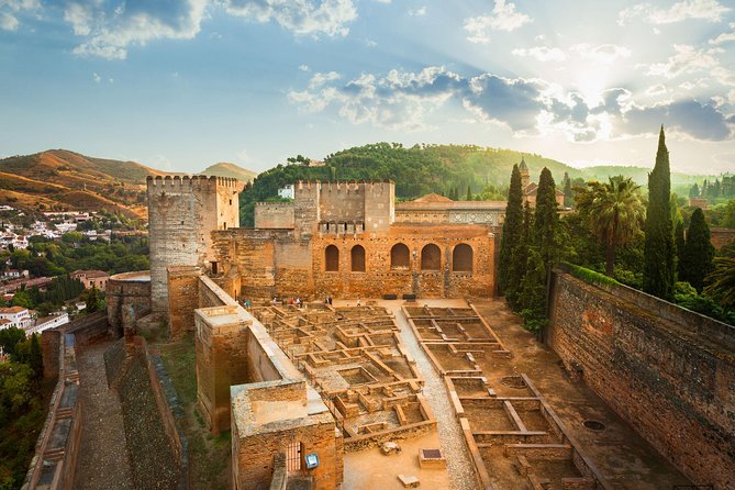 Alhambra and Generalife Private Guided Tour With Optional Nasrid Palaces - Tour Accessibility