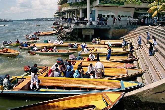 Brunei Half Day City Tour With Royal Regalia & Sultan Omar Ali Saifuddin Mosque - Restrictions and Accessibility