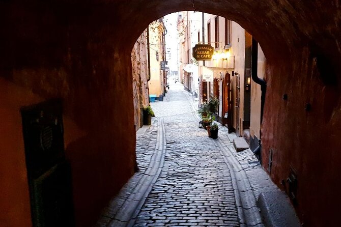 Ghosts of Stockholm: Paranormal Exploration Game and Tour - Exploring the Haunted City