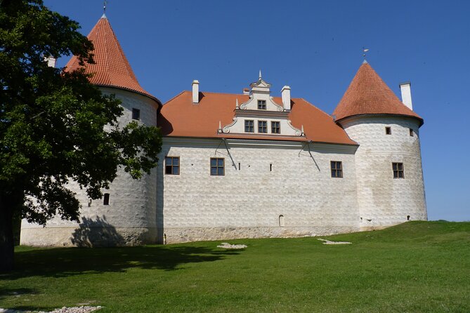 Group Tour: Hill of Crosses, Rundale Palace & Bauska Castle - Exploring Rundale Palaces Beauty